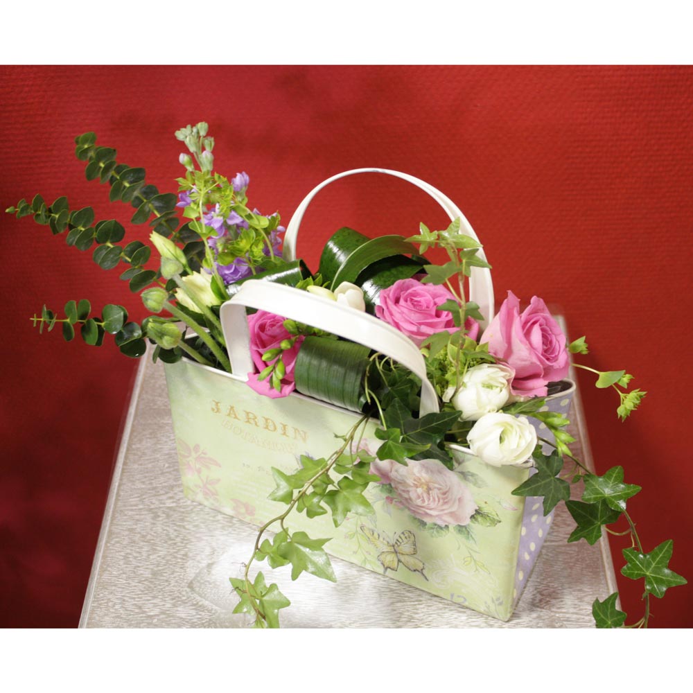 Композиция в сумочке из живых цветов. Композиция из цветов в сумке. Композиция из цветов в сумке. Композиция в сумочке из живых цветов. Сумка с цветами живыми.